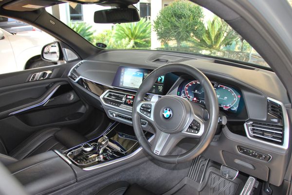2023-BMW-X5-M50d image:14
