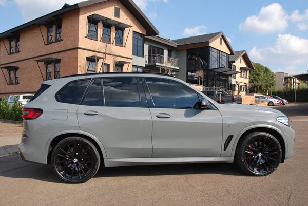 2023-BMW-X5-M50d image:1