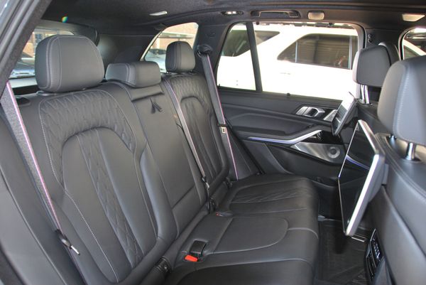 2023-BMW-X5-M50d image:8