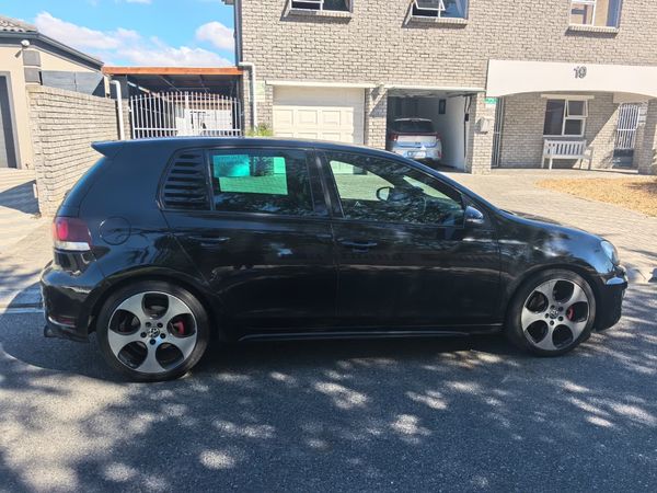 2010-Volkswagen-Golf-VI-GTI-20-TSI image:2