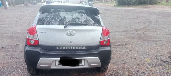 2014-Toyota-Etios-Cross-15-XS-5-dr image:3