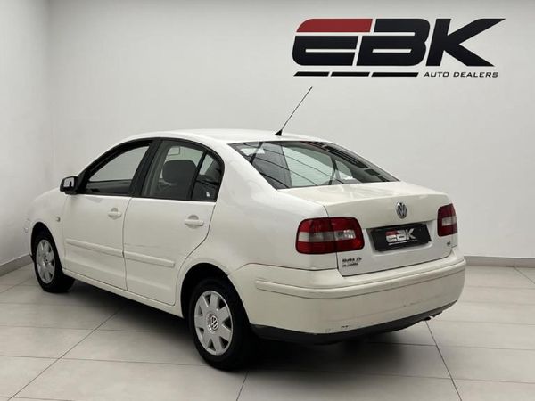 Volkswagen polo sedan online 2004