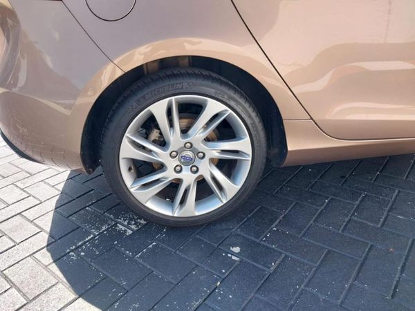 2013-Volvo-V40-T4-Elite image:6