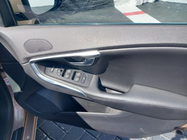 2013-Volvo-V40-T4-Elite image:8