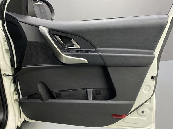 2021-Mahindra-XUV-500-22D-mHawk-7-seat-W6-Auto image:6