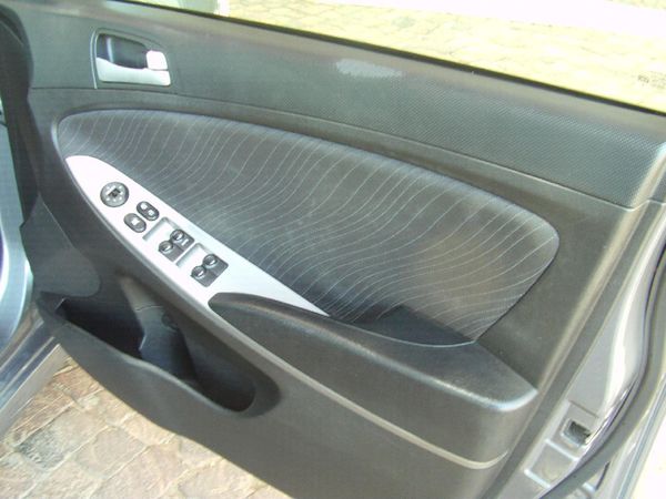 2017-Hyundai-Accent-16-GLS-Fluid-Auto image:13