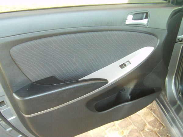 2017-Hyundai-Accent-16-GLS-Fluid-Auto image:21