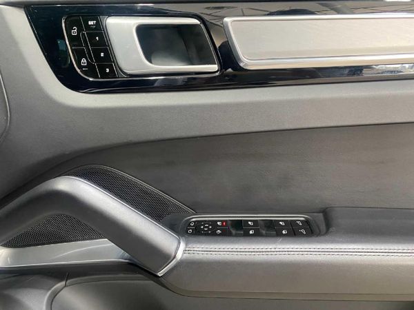 2020-Porsche-Cayenne-Coupe-Turbo image:12