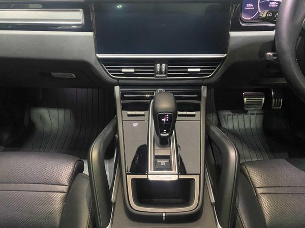 2020-Porsche-Cayenne-Coupe-Turbo image:17