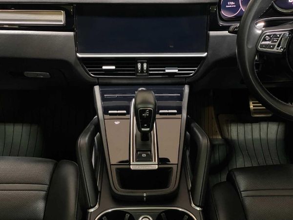 2020-Porsche-Cayenne-Coupe-Turbo image:21