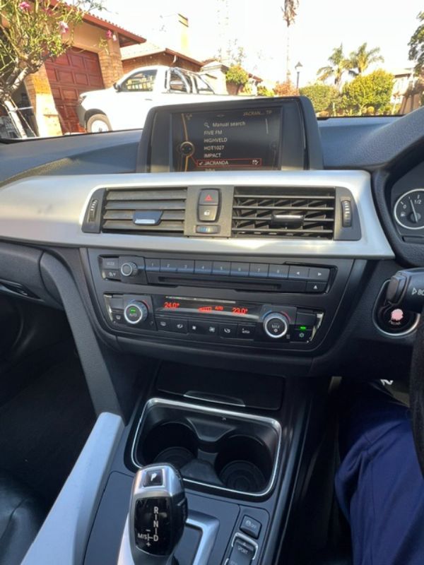2012-BMW-3-Series-320i-Modern-Auto image:4