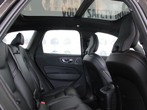 2025-Volvo-XC60-T8-Twin-Engine-Ultimate-Dark-AWD image:9
