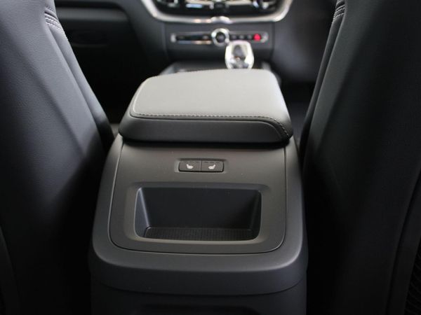 2025-Volvo-XC60-T8-Twin-Engine-Ultimate-Dark-AWD image:10