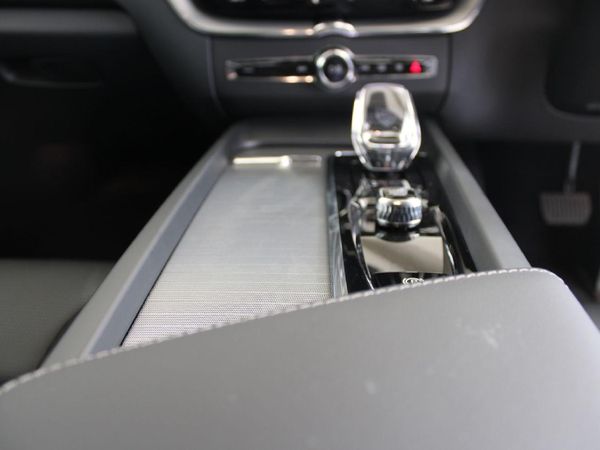 2025-Volvo-XC60-T8-Twin-Engine-Ultimate-Dark-AWD image:11