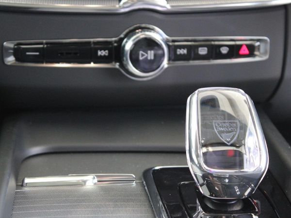 2025-Volvo-XC60-T8-Twin-Engine-Ultimate-Dark-AWD image:12