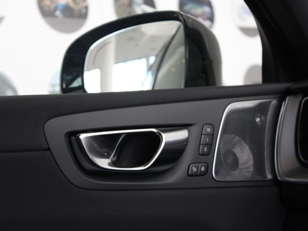2025-Volvo-XC60-T8-Twin-Engine-Ultimate-Dark-AWD image:14