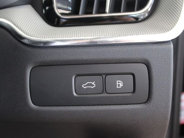 2025-Volvo-XC60-T8-Twin-Engine-Ultimate-Dark-AWD image:24