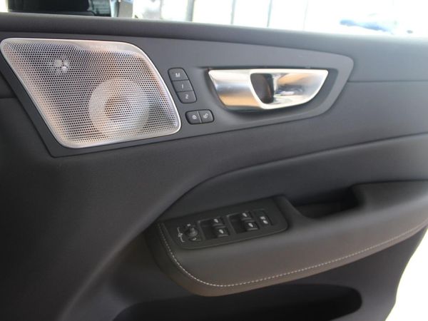2025-Volvo-XC60-T8-Twin-Engine-Ultimate-Dark-AWD image:25