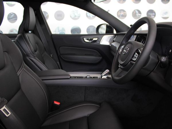 2025-Volvo-XC60-T8-Twin-Engine-Ultimate-Dark-AWD image:8