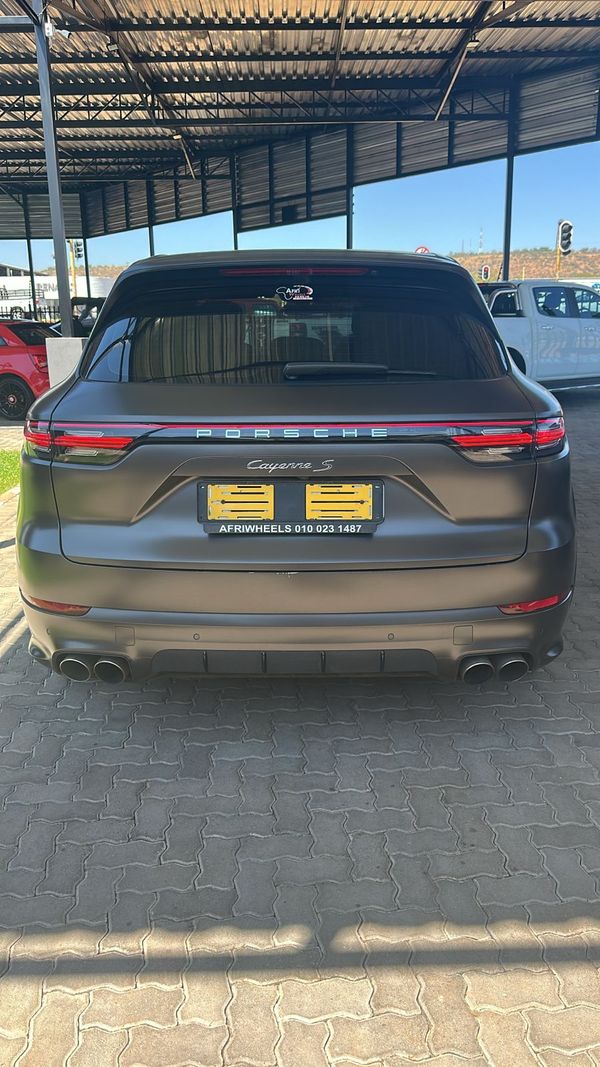 2019-Porsche-Cayenne-S-Auto image:3