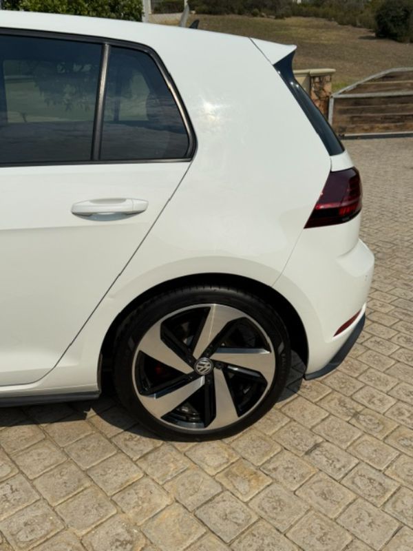 2018-Volkswagen-Golf-VII-GTI-20-TSI-Auto image:5