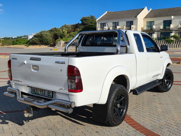 2014-Toyota-Hilux-30-D-4D-Legend-45-Xtra-Cab image:3
