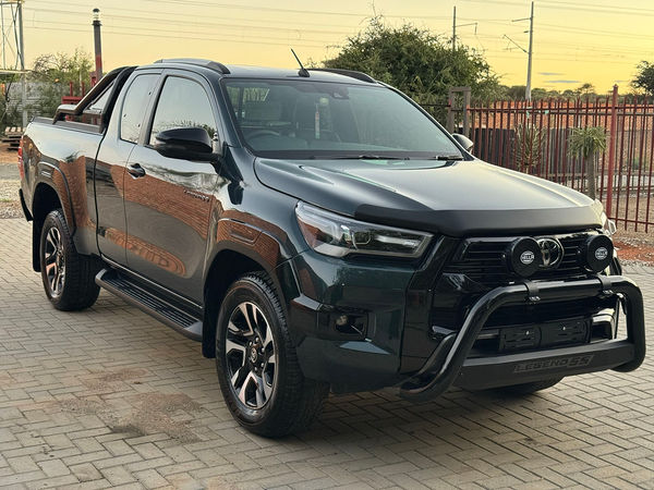 2025-Toyota-Hilux-28-GD-6-RB-Legend-55-Auto-Extended-Cab image:1