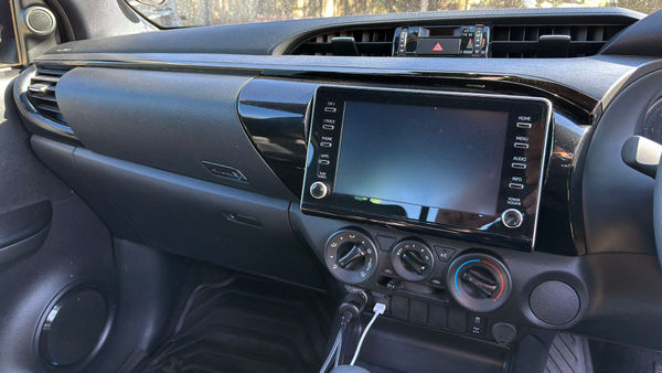 2025-Toyota-Hilux-28-GD-6-RB-Legend-55-Auto-Extended-Cab image:8