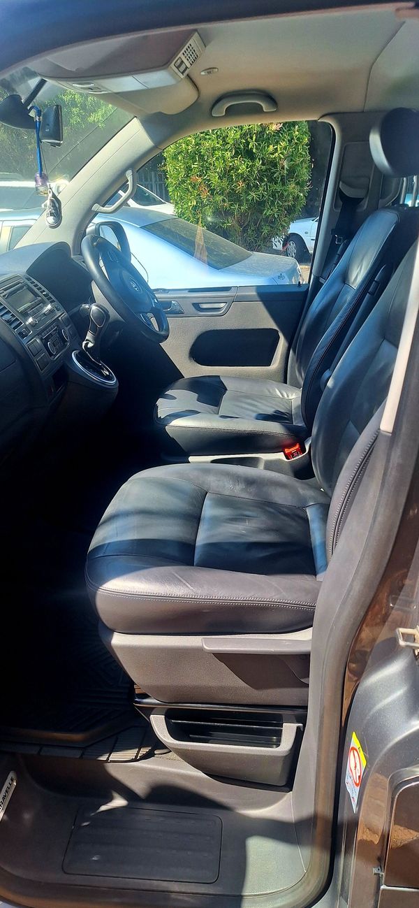 2013-Volkswagen-Caravelle-T5-20-BiTDI-Auto image:11