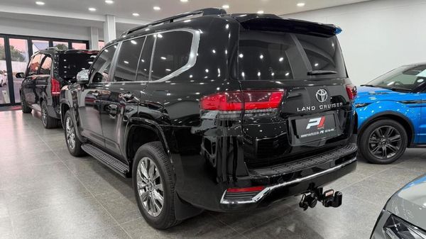 Used Toyota Land Cruiser 300 V6 3.3 D ZX for sale in Gauteng