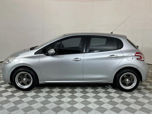 Used Peugeot 208 1.2 VTi Active 5-dr for sale in Gauteng - Cars.co