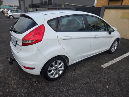 2012-Ford-Fiesta-14i-Trend-5-dr_3