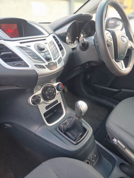 2012-Ford-Fiesta-14i-Trend-5-dr_7