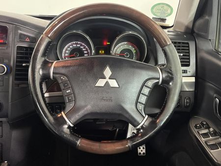 2013-Mitsubishi-Pajero-32-Di-Dc-GLS-Auto_9