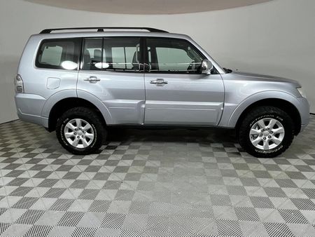 2013-Mitsubishi-Pajero-32-Di-Dc-GLS-Auto_12