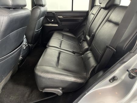 2013-Mitsubishi-Pajero-32-Di-Dc-GLS-Auto_3