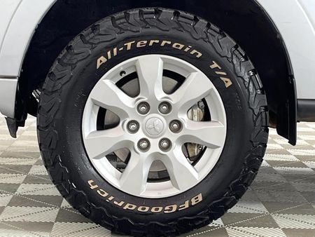 2013-Mitsubishi-Pajero-32-Di-Dc-GLS-Auto_4