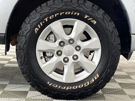 2013-Mitsubishi-Pajero-32-Di-Dc-GLS-Auto_5