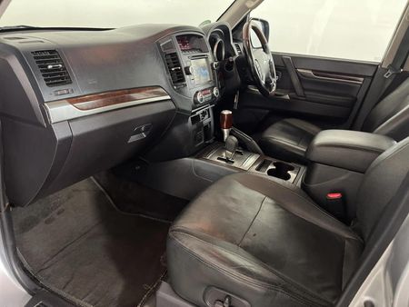 2013-Mitsubishi-Pajero-32-Di-Dc-GLS-Auto_8