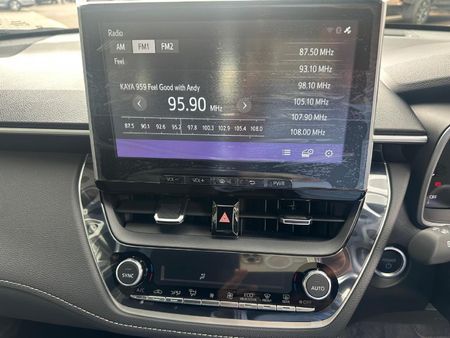 2025-Toyota-Corolla-Cross-18-XS-Hybrid-Automatic_13