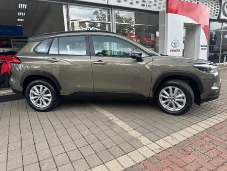 2025-Toyota-Corolla-Cross-18-XS-Hybrid-Automatic_4