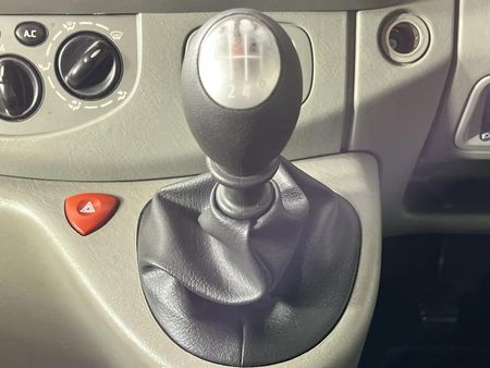 2009-Opel-Vivaro-19-CDTi-Bus_9