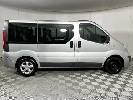 2009-Opel-Vivaro-19-CDTi-Bus_13