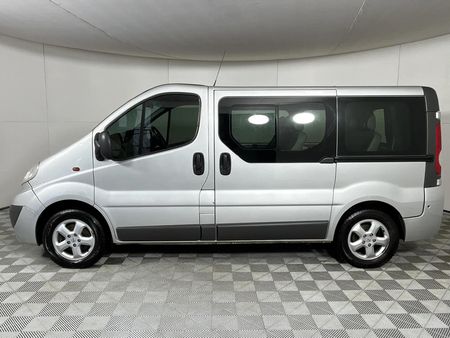 2009-Opel-Vivaro-19-CDTi-Bus_15