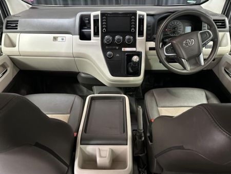 2022-Toyota-Quantum-28-GL-11-seat_7