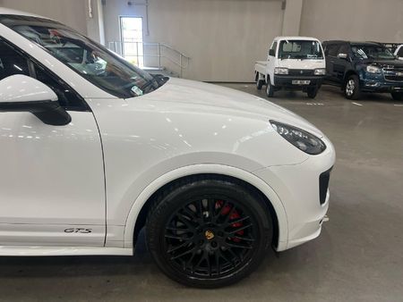 2016-Porsche-Cayenne-GTS-Auto_12