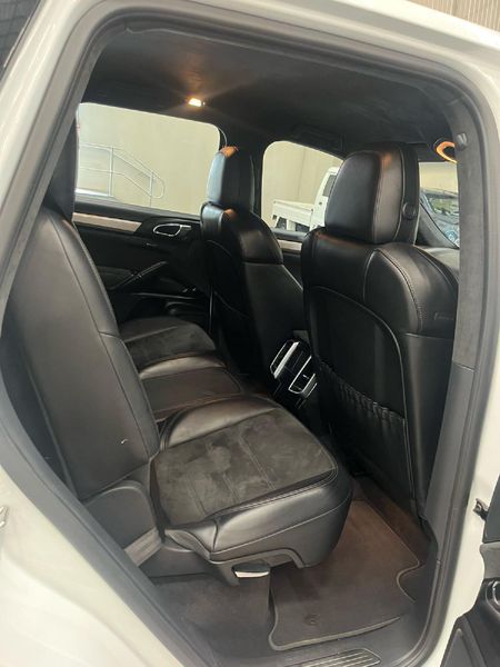 2016-Porsche-Cayenne-GTS-Auto_14