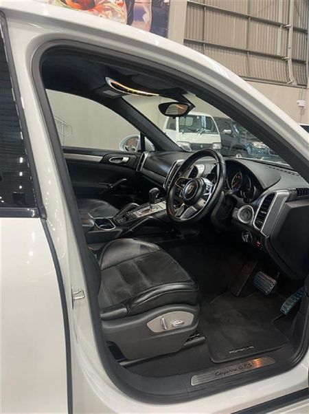 2016-Porsche-Cayenne-GTS-Auto_1