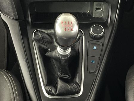 2016-Ford-Focus-20-EcoBoost-ST3_10
