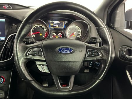 2016-Ford-Focus-20-EcoBoost-ST3_11
